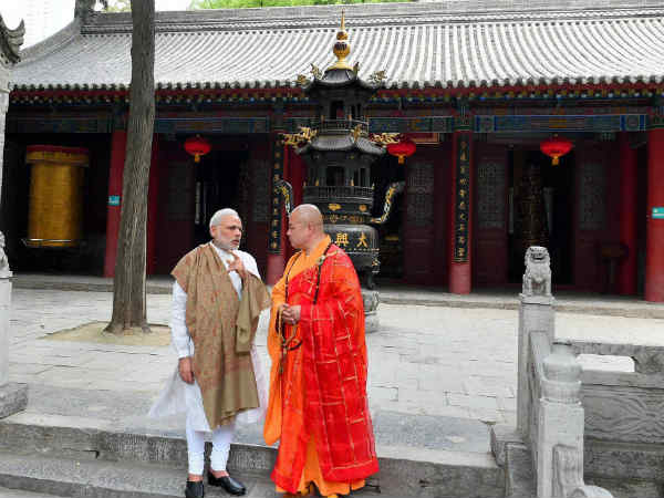 डाजिंगशन मंदिर के बाहर पीएम मोदी डाजिंगशन मंदिर के बाहर पीएम मोदी