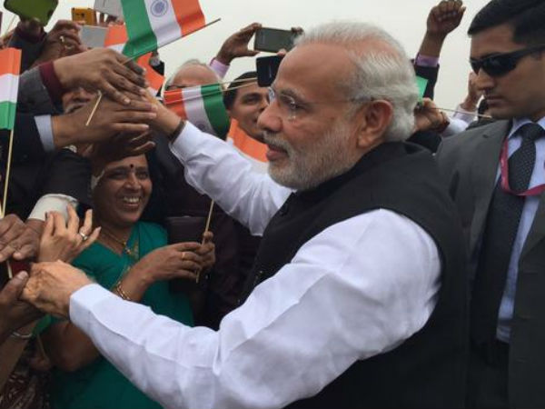PM Narendra Modi received a warm welcome from Indian community in Seoul, South Korea #ModiInSeoul PM Narendra Modi received a warm welcome from Indian community in Seoul, South Korea #ModiInSeoul