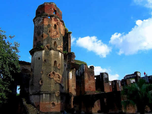 रात को आज भी कोई नहीं जाता