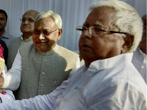 क्या चुनाव में कौन खेल रहा है जाति कार्ड?