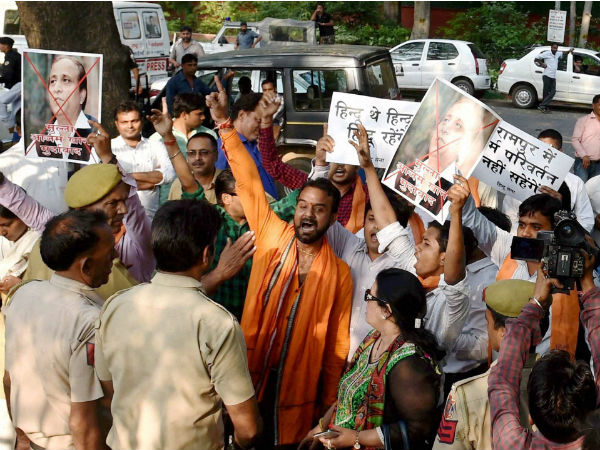 Workers of Hindu Yuva Vahini burns effigy of SP leader and Minister Azam Khan Workers of Hindu Yuva Vahini burns effigy of SP leader and Minister Azam Khan