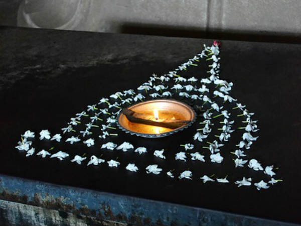 पितरों की फोटो पूजा में न रखें पितरों की फोटो पूजा में न रखें