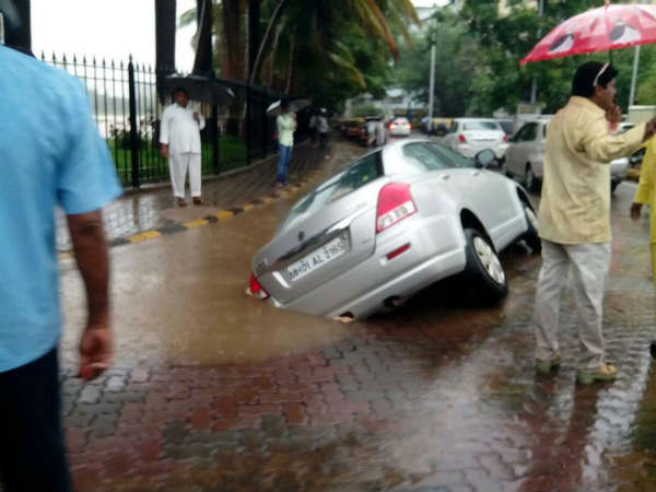 पानी निकालने का काम चालू