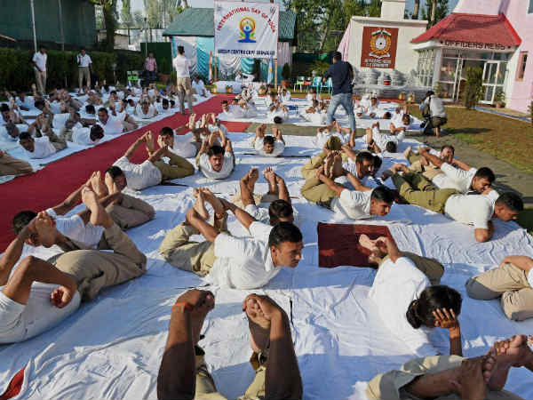 वादी में भी योग का जुनून वादी में भी योग का जुनून