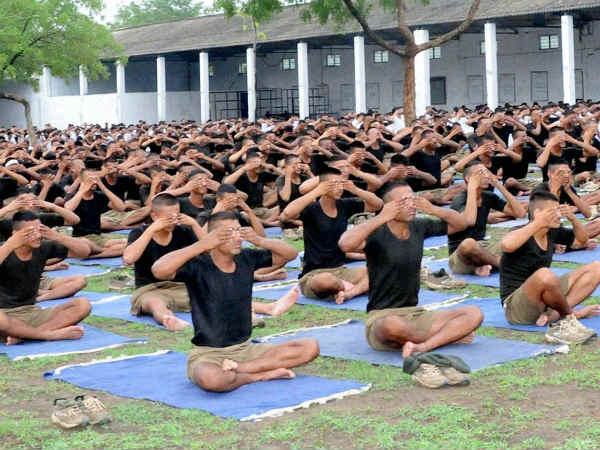 नागपुर में जवानों ने किया योग नागपुर में जवानों ने किया योग