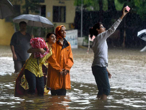 Mumbai Rain Pics- सेल्फी लेतीं लड़कियां 