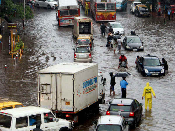 Mumbai Rain- सड़कों पर पानी 