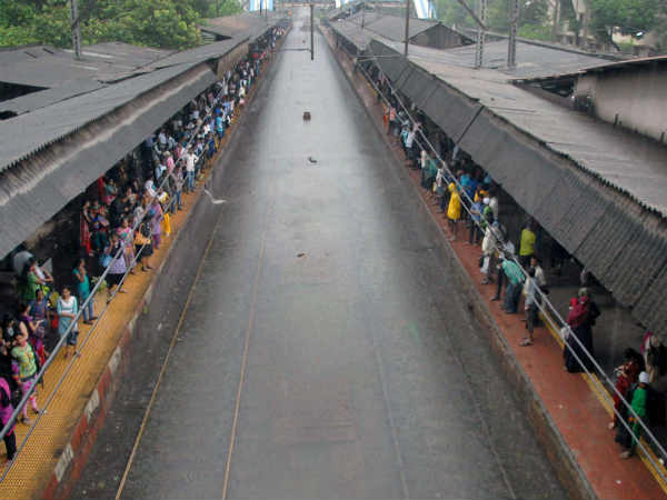Mumbai Rain- थम गई लोकल 