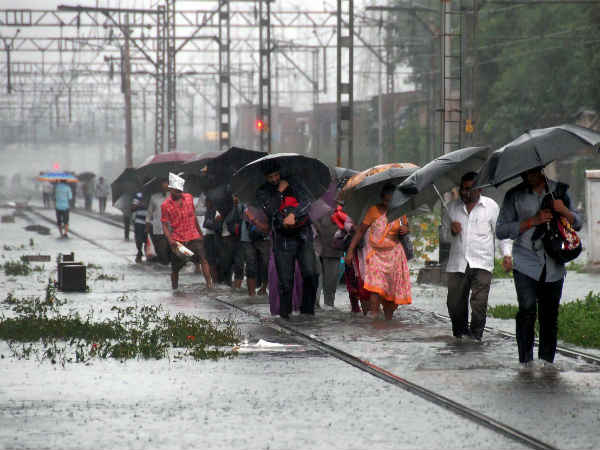 Mumbai Rain रेलवे स्टेशन 