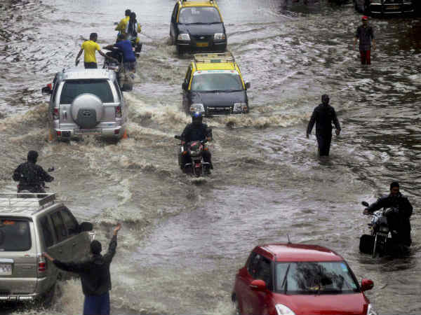 Mumbai Rain यातायात ठप्प 