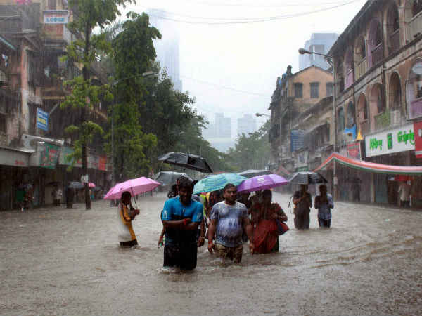 सड़क पर जल भराव 
