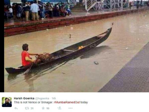 रेलवे स्टेशन पर नौका 