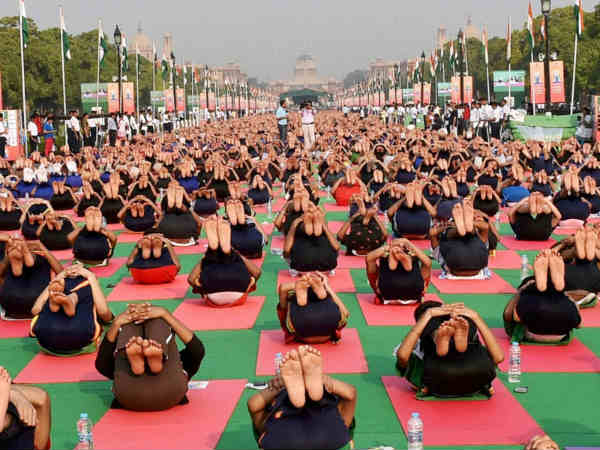 दिल्ली के राजपथ पर योग 
