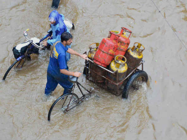 मुंबई में बारिश से बेहाल लोग 