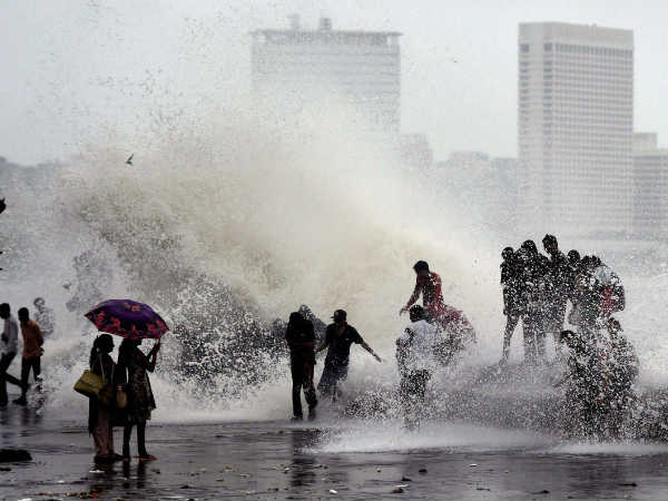 मुंबई में हाई टाइड 