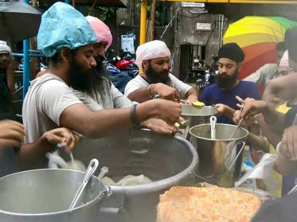 मदद के लिये बढ़े हाथ 