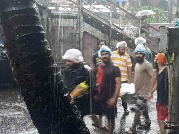 बारिश में सेवा भाव 