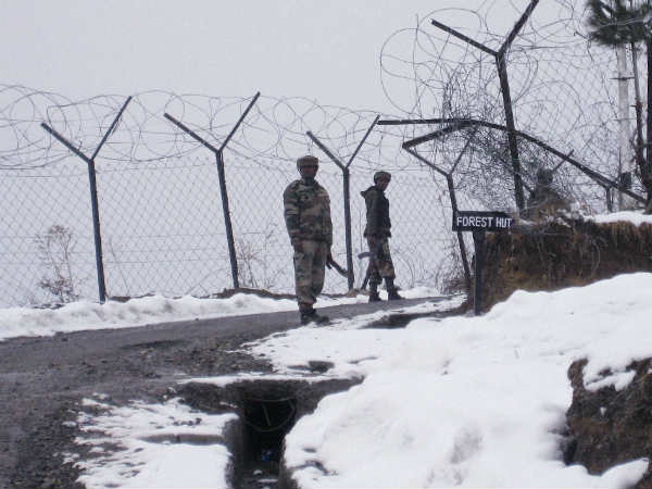 रास्ते नहीं होते चलने को