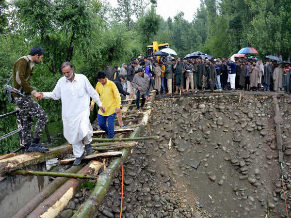 कुलगाम में बचावकार्य 