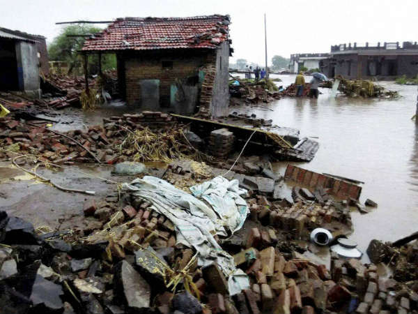 सुल्तानपुर में बाढ़ जैसा मंजर 