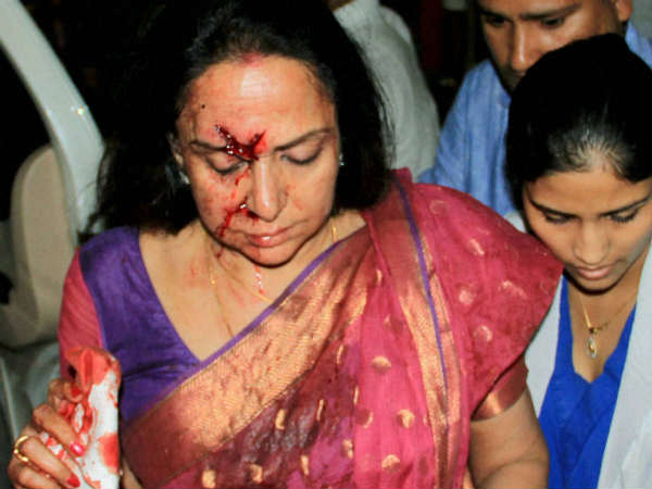 अस्पताल जातीं हेमा 