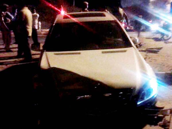 मर्सडीज और अल्टो में हुई आमने-सामने की भीड़ंत मर्सडीज और अल्टो में हुई आमने-सामने की भीड़ंत