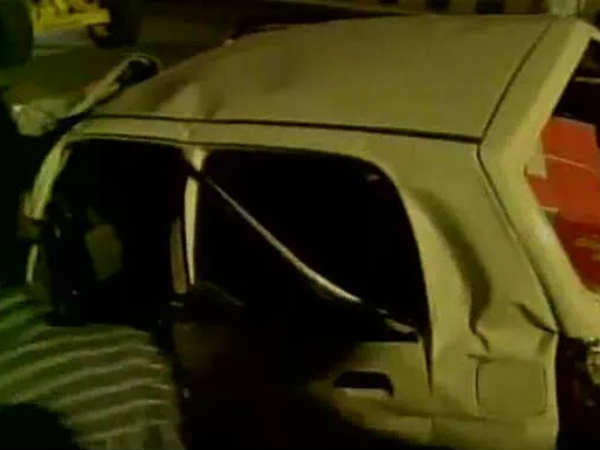 तेज रफ्तार के कारण खो दिया नियंत्रण तेज रफ्तार के कारण खो दिया नियंत्रण