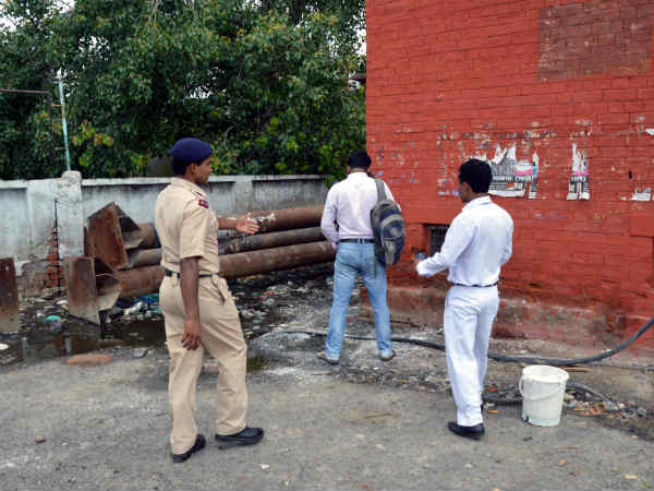 पीछे आकर पुलिस खड़ी हो गई 