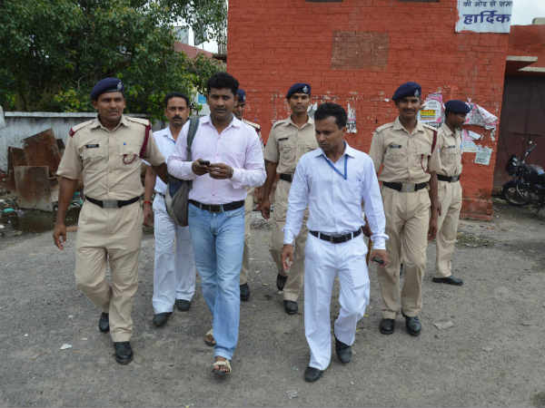 चारबाग पुलिस चौकी ले गये 