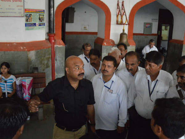ऐसे गुस्से में दिखे अध‍िकारी 