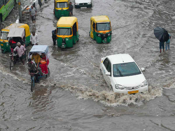 सड़क पर जल भराव 