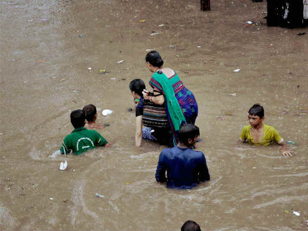 मथुरा में परेशान लोग 