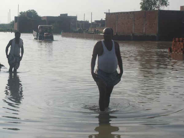 सड़कों पर भरा है पानी 