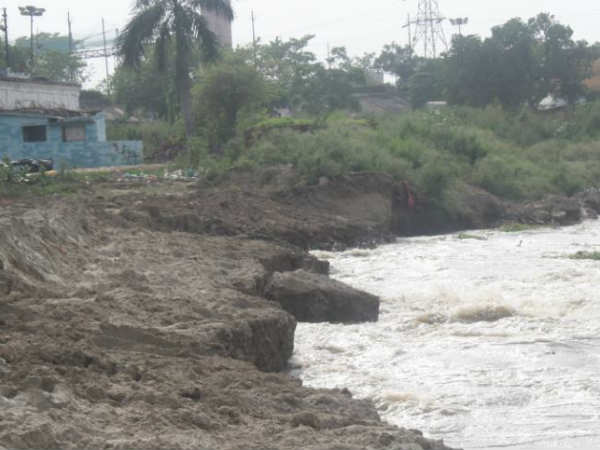 गोमती का गंदा पानी 