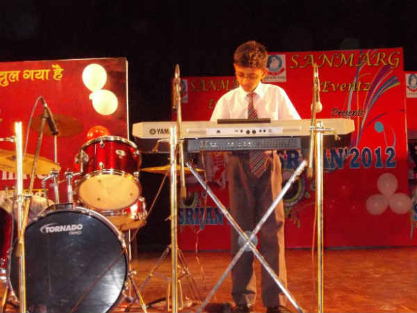 सिंथेसाइजर बजाता वैभव