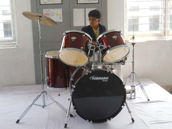 ड्रम बजाता वैभव