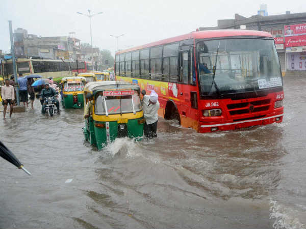 सड़कों पर पानी 