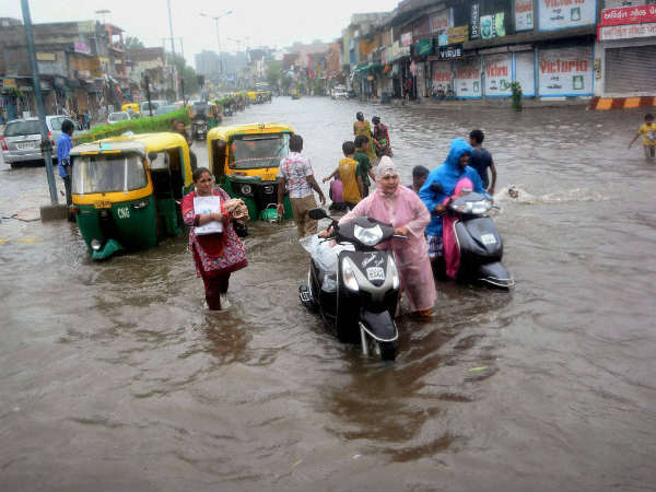 यातायात व्यवस्था चरमरायी 