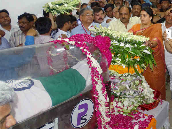 स्मृति ईरानी ने दी श्रद्धांजलि 