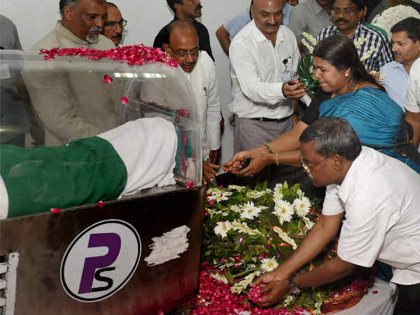 नेताओं ने दी श्रद्धांजलि 