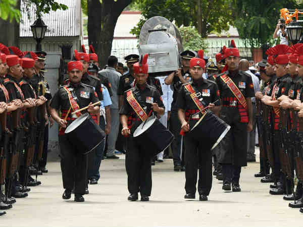 सेना ने दिया गार्ड ऑफ ऑनर 