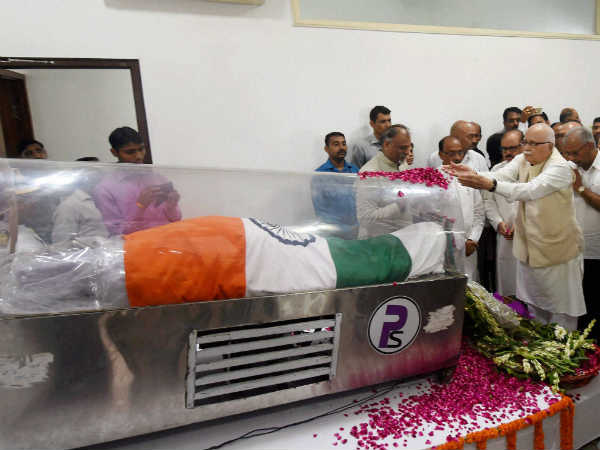 आडवाणी पहुंचे 