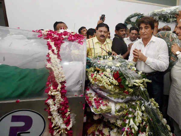 कांग्रेस नेता राज बब्बर पहुंचे कलाम के घर 