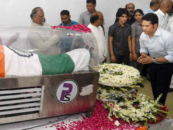 सचिन ने दी श्रद्धांजलि 