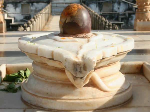 फूुलों से बने शिव लिंग फूुलों से बने शिव लिंग