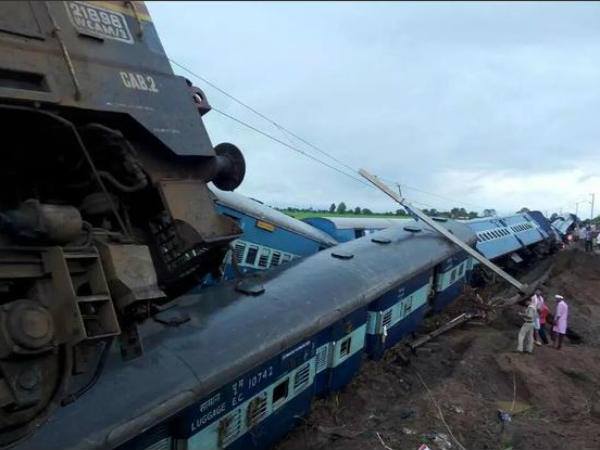 कामायनी एक्सप्रेस के कई डिब्बे उतरे पटरी से