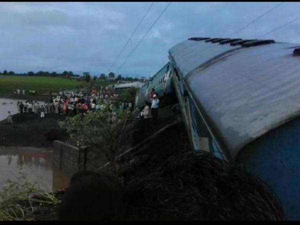 हादसे में एक दूसरे पर चढ़ी ट्रेनें