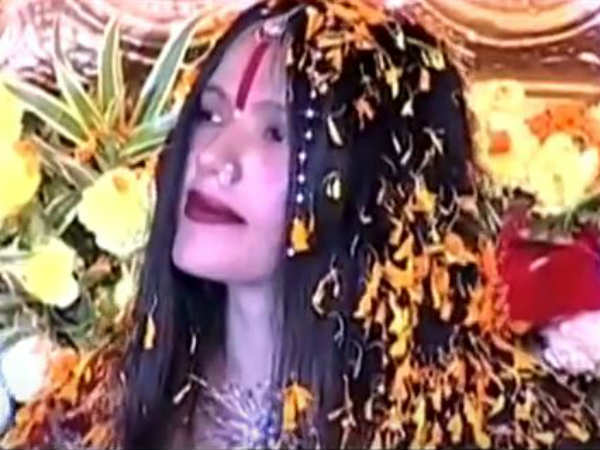 दुल्हन की तरह सजती है राधे मां