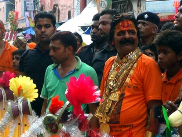 गोल्डन बाबा बने कावड़‍िया