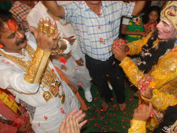 गोल्न बाबा भक्तों के साथ 